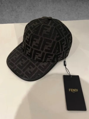 Fendi Keps - Tjena säljer denna tvär snygga och helt nya Fendi kepsen. Kepsen har en tvär snygg design och är perfekt nu inför sommaren. Skriv gärna vid intresse! 