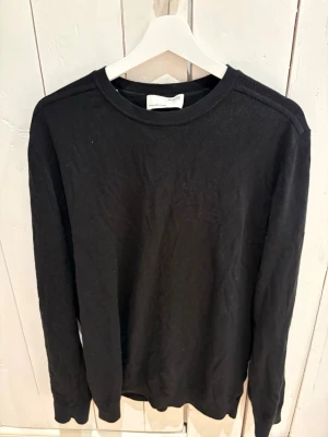 Svart tröja från Selected Homme - Stickad tröja från Selected Homme av modellen SLHBERG CREW NECK. Något liten i storleken. 