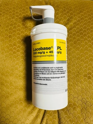 Locobase PL kräm 490g pump - Locobase PL är en vit kräm i en praktisk pumpflaska på 490g. Krämen innehåller propylenglykol och mjölksyra och används för att mjukgöra och behandla torr, förtjockad och hård hud. Perfekt för dig som behöver extra återfuktning.