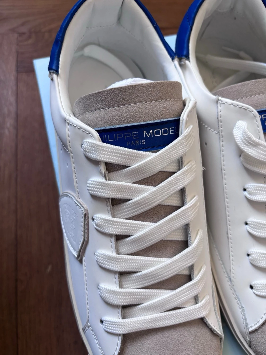Philippe Model vita sneakers med blå detalj - 2