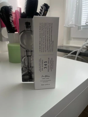 Dr. Althea Relief Cream 345 - Dr. Althea 345 Baa Tea Relief Cream är en ansiktskräm i vit förpackning med stilren design. Krämen innehåller bland annat ceramider och extrakt från kamomill och grönt te. Förpackningen rymmer 50 ml och passar dig som vill ha återfuktande hudvård.