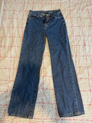 Blå raka jeans från bikbok  - LÅNGA jeans från Bikbok med rak passform och hög midja. Se storlek på bild. Jag är 175 och dem går ända ner till golvet på mig.