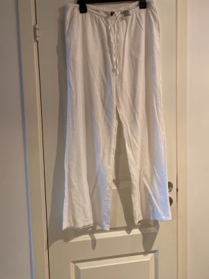 Low waist linnebyxor  - Säljer dessa snygga vita lågmidjade linnebyxor i storlek M.  De är helt oanvända men klippt av lappen och slutsålda i butik & online 