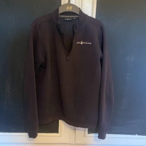 Sail racing half-zip - Hej! Säljer nu min sailracing halfzip då den är för liten för mig (storlek 170) Tröjan helt utan fläckar eller defekter och är i prinicip i nyskick. Nypris 900kr Hör av dig om du har några frågor eller funderingar🙌
