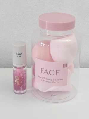 Mix av rosa beautyblenders i burk + lip oil - Säljer en burk med beautyblenders och puderpuffar i olika nyanser av rosa och ljusrosa. + en lip oil