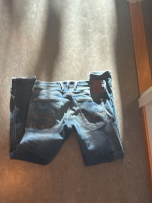 Blå slim fit jeans med slitningar - Snygga replay jeans som du kan använda till sommaren☀️Det är slim fit waist 31 längd 32 