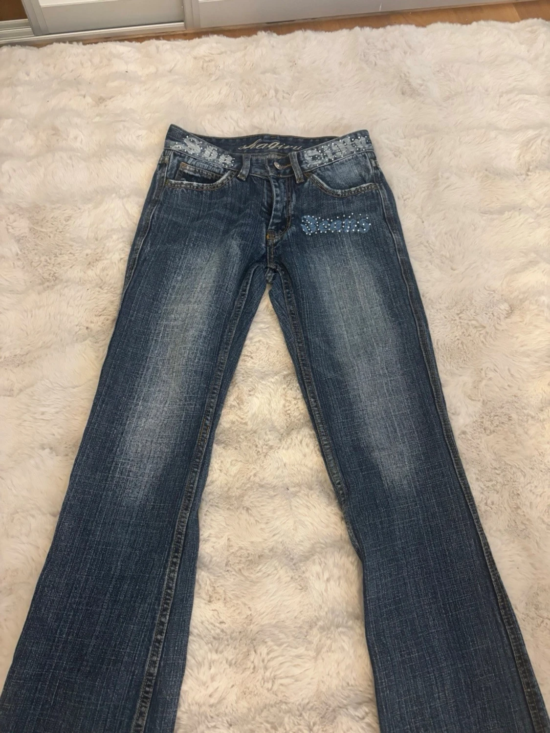 Lågmidjade utsvängda jeans Shaqiru