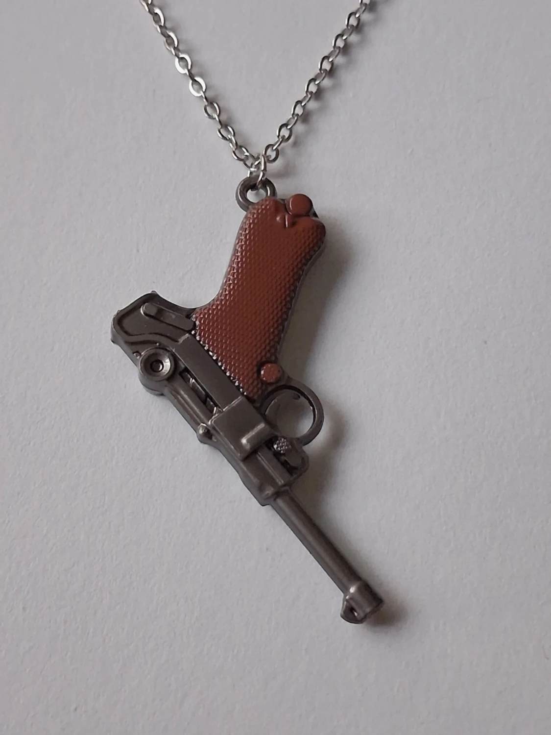 Halsband med pistolhänge i metall