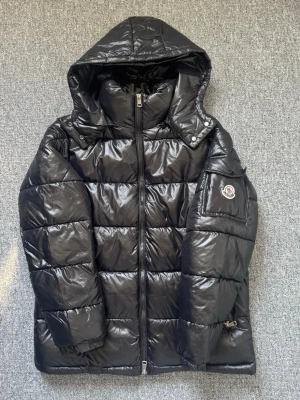 Moncley Maya Jacka - Säljer en Moncler Maya Jacka för billigt pris pga behöver pengarna. Storlek M NFC Tagg är tillgängligt