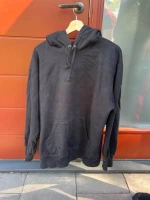 Supreme spray hoodie  - Säljer denna hoodie åt min brosha eftersom den inte används längre. Den är ej nopprig på insidan. Hoodien har en urtvättad look som passar bra till basic outfits