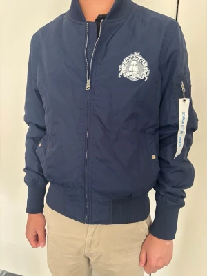 Bomberjacka Pripps Blå - Snygg mörkblå bomberjacka med Pripps Blå logga, använd max två gånger och går inte att köpa någonstans 🥰