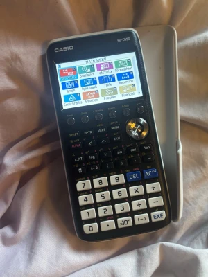 Casio fx-CG50 Grafräknare  - Miniräknare i gott skick som har blivit väl omhändertagen. Den är fullt fungerande utan några problem. Det finns lite yttre smuts från normal användning, men inget som påverkar funktionen. Perfekt för studier eller arbete.
