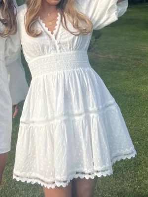 By Malina Elvira v-neck mini dress - Studentklänning i nyskick. Endast använd en gång. Nypris 2400kr. 