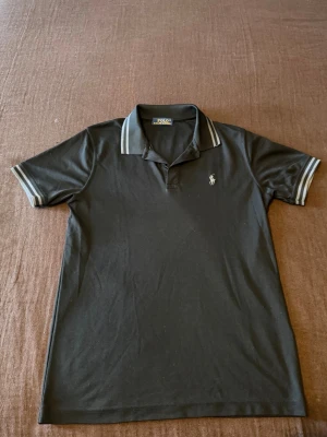 Polo piké  - Perfekt piké och ha nu när det börjar bli finare väder sitter perfekt vid armarna och midjan 