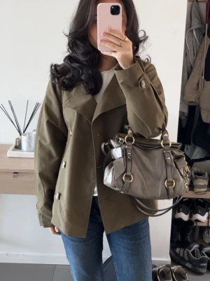 Vårjacka - säljer denna otroligt snygga jacka från Vero Moda perfekt nu inför både våren och sommaren! säljer då den inte kommer till användning längre men den har inga defekter överhuvudtaget! Är i strl S. Hör av dig vid frågor eller funderingar 💕