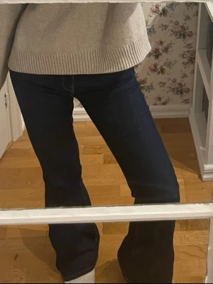 Mörkblå bootcut jeans från ONLY - OBS❗️SKÄNKER DESSA SNART! Slutsålda. Sytt upp dom lite så nu passar dom mig som 166cm. Från Zalando i S 32. De är riktigt sköna och stretchiga! Mörkblå bootcut jeans från ONLY med klassisk femficksdesign och kontrastsömmar. Jeansen har låg midja och är tillverkade i stretchigt denim för skön passform. Perfekta till chunky boots och en enkel topp.