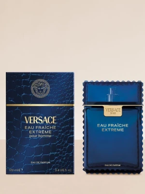Versace Eau Fraîche Extrême Pour Homme - Versace Eau Fraîche Extrême Pour Homme är en lyxig herrparfym i en stilren, blå glasflaska med gulddetaljer. Flaskan har en unik, räfflad kant och kommer i en elegant blå kartong med ormmönster och guldtext. Doften är en eau de parfum. Perfekt sommarparfym. Endast öppnad! Fick 2 därav säljer jag 1. NYPRIS 719kr på deloox.