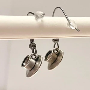 Tekoppar örhängen koppar  kaffekoppar  - Örhängen i form av en liten kopp. Perfekt för te - eller kaffeälskaren. Koppen är ca 1 x 0,5 cm. 
