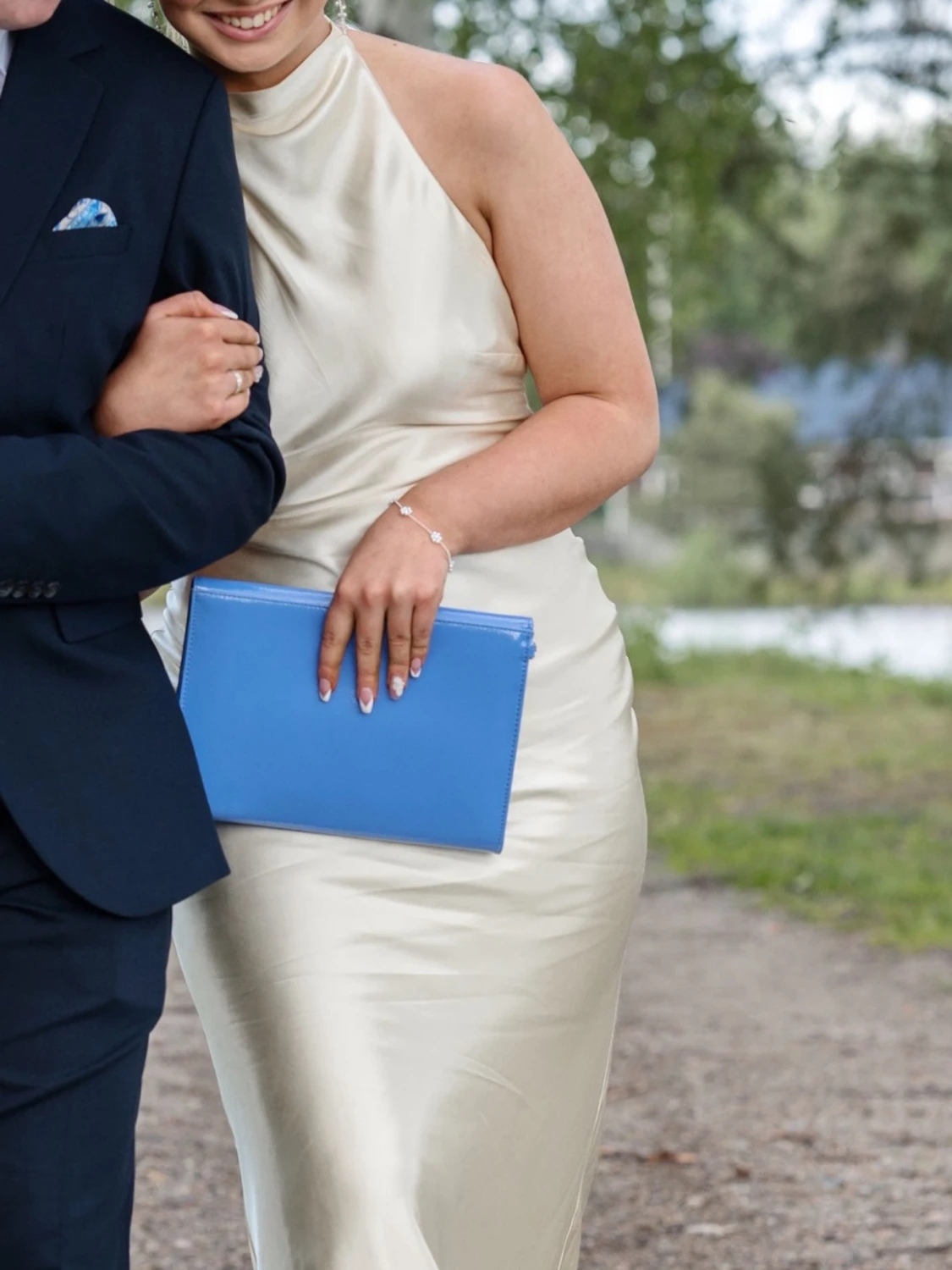 Balklänning: Champagnefärgad långklänning i satin - 1