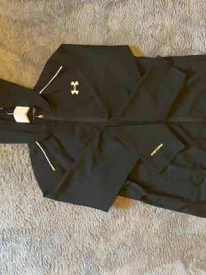 Svart vindjacka från Under Armour - Hyfsat ny, inga hål eller fläckar på jackan.
