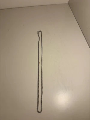 Kedjehalsband i rostfritt stål - Obs säljes snabbt, är öppen för seriösa bud Snyggt halsband i rostfritt stål metall. Perfekt för dig som gillar minimalistisk och stilren design. Halsbandet har en enkel och klassisk form som passar till många olika looks. (Ca 50cm)