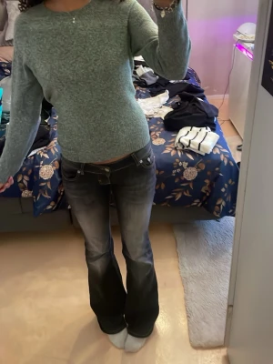  fin grön stickad tröja - En jätte fin grön stickad tröja från vero Moda. Den är lite lös vilket är så skönt att ha till skolan en vanlig höst dag. På våran gillar jag att snygga till den med en tofs där bak för att få en finare passform💚