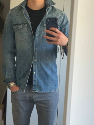 Dondup skjorta - En galet fräsch Dondup jeans skjorta. | Nästan helt ny, använd 2 ggr. | Perfekt nu till sommaren. | Modellen är 180!