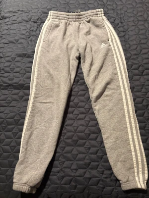 Adidas Långbyxor - Adidas gråa långbyxor. Säljs pga passar inte mig längre. Byxorna har inga tecken på stor användning. Pris kan diskuteras.