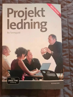 Projektledning av Bo Tonnquist - Kurslitteratur: 'Projektledning' av Bo Tonnquist, andra upplagan. Boken har ett vitt och grått omslag med bild på personer i möte. Den täcker projektmetodik, ledarskap och certifiering, och används ofta på högskolor och yrkesutbildningar.