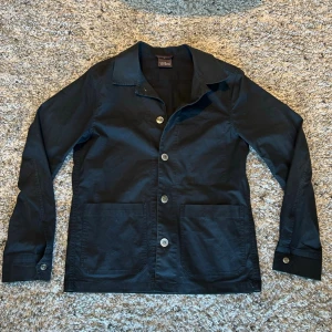 Svart overshirt från Oscar Jacobson - Overshirt från Oscar Jacobson. Tunn och skön till sommaren 