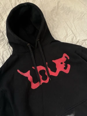 Sadboys Love Hoodie - Sadboys Love hoodie från 2018 i storlek XL. Mycket sparsamt använd och i väldigt bra skick. Längd 72cm bredd 59cm. I en väldigt mörk blå färg som ser ut som svart. 100% bomull och väldigt tjock o skön hoodie. Men en tajtare fit runt midjan