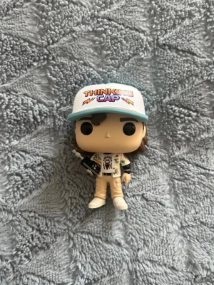 Stranger Things Funko Pop-figurer - Fyra Funko Pop-figurer inspirerade av Stranger Things. Alla fyra är i väldigt bra skick och alla har sina kartonger kvar. De är köpta direkt från en affär! De kostar 220 kr styck❣️