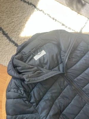 Mörkblå dunjacka från Pier One - Tjena👋 Säljer ju en snygg mörkblå (ser ut att vara svart pga dåligt ljus) dunjacka från Pier One med dragkedja framtill och quiltad design🤩 Jackan har en klassisk passform och är perfekt för kalla vinterdagar👌 Enkel och stilren look som passar till det mesta🙏 Meddela gärna vid frågor📩