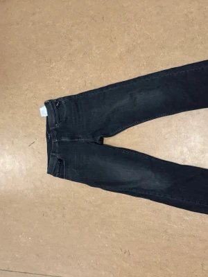 Svarta replay jeans -  Helt oanvända replay jeans i bra skick. Perfekta  för en avslappnad och trendig look. 158 i storlek