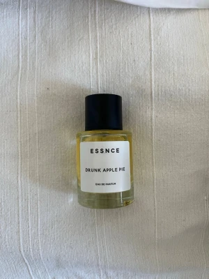 ESSNCE Drunk Apple Pie parfym - Säljer parfym som är lite använd från Essnce! Ursprungligen 50 ml. 