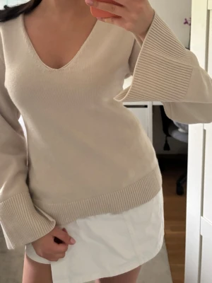 Stickad v-ringad  - Stickad v-ringad tröja från h&m i fint skick 