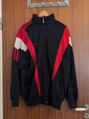 Svart och röd träningsjacka från Adidas - Adidas, står inte storlek men har flr mig det är M i herr. Kan mötas upp i centrala eller mittersta skåne, kolla in andra varor:)