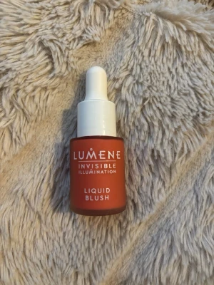Lumene Liquid Blush Bright Bloom - Flytande rouge från Lumene i nyansen Bright Bloom. Kommer i en smidig glasflaska med pipett för enkel applicering. Färgen är en fräsch, varm rosa ton som ger kinderna ett naturligt glow. Perfekt för dig som gillar en lätt och fräsch finish.