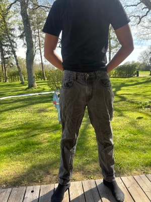 Grå loose fit jeans  - Säljer ett par gråa loose fit jeans med klassiska fem fickor. Jeansen har en avslappnad passform och raka ben, perfekta för en chill och avslappnad stil. Materialet är denim i bomull.