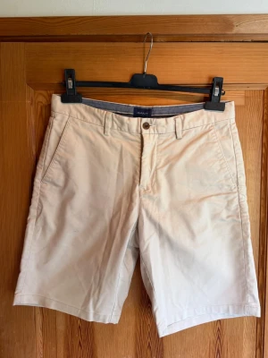 Beige shorts från Gant - Storlek W31. Märke: Gant. Asbra skick 