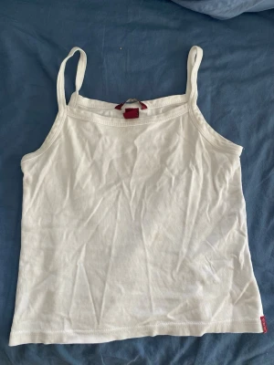 Vit ribbad linne från H&M L.O.G.G. - Vitt basic linne, har en liten fläck (se bild 3) men inget jag tänker på iallafall