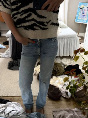 Ljusblå raka jeans - Säljer ett par ljusblå jeans med raka ben i storlek 32 dom sitter tajtare runt rumpan men ger en mer pösig känsla runt benen, jag är 175 och dom är perfekt längd. (Vid snabbt köp kan priset sänkas)