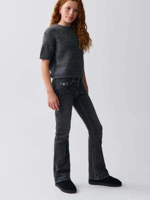Svarta bootcut jeans🙏🏻 - Snygga svarta bootcut jeans från Gina. Jeansen har klassisk söm, dubbla knappar i midjan och har även knapar på högra ficka!! (Som man kan se på bilden)😊😊 Jeansen sticker ut och tycker personligen att dem inte ser ut som dem typiska ”Gina jeansen”.