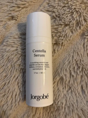 Centella Serum från Jorgobé - Aldrig använd! Centella Serum från Jorgobé i en vit, cylinderformad plastflaska med pump. Innehåller 50 ml lugnande serum med centella och peptider som motverkar rodnad, irritation, torrhet och uttorkning.