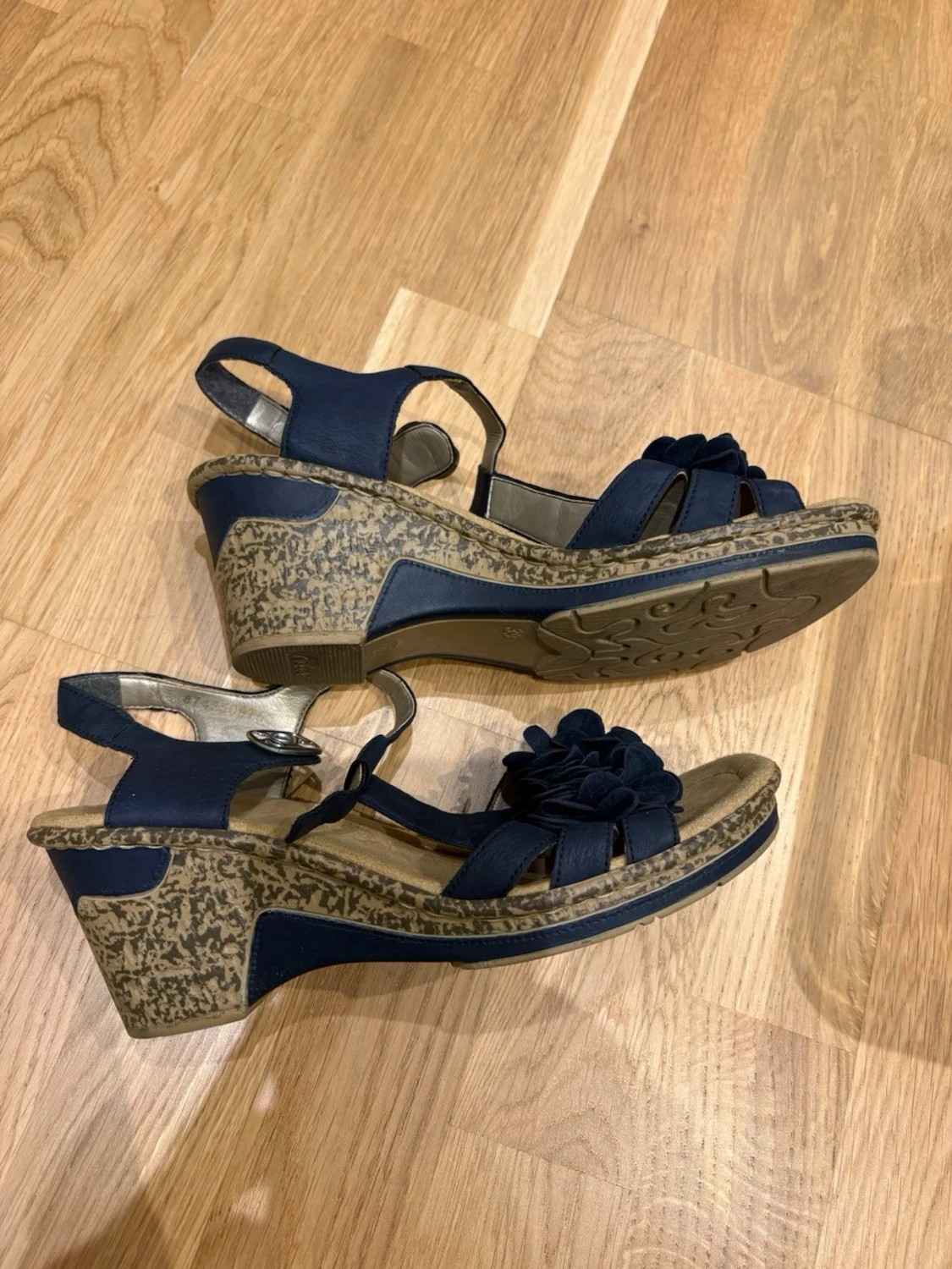 Kilklackade sandaler med blomdetalj - 1
