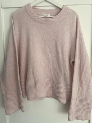 Ljusrosa oversized stickad tröja - Mysig ljusrosa stickad tröja som du kan matcha med en söt jeanskjol💕💕perfekt nu till våren!!