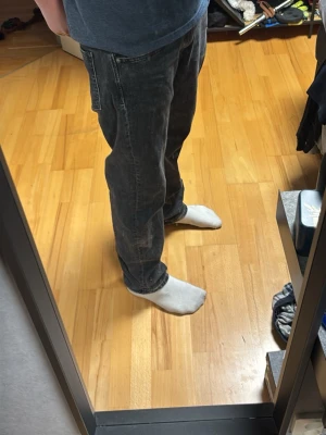 Svarta raka jeans från Jack&Jones  - Säljer ett par svarta jeans från Jack&Jones med rak passform. Jeansen har en något tvättad look och är tillverkade i denim. Perfekta för en avslappnad stil.