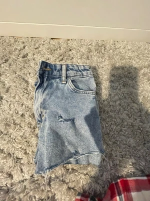 Ljusblå jeansshorts  - Hemsydda shorts. De blev för små men jag skulle säga att de är typ storlek 140. Säljer billigt eftersom att jag sydde dem i fel mått för mig själv😃
