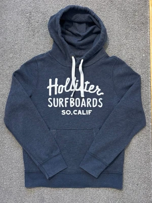 Vintage Hollister Hoodie - Vintage och sällsynt Mörkblå Hoodie från Hollister  | Storlek M |Går ner i pris vid snabbt köp! | Är 175, väger 68kg men denna är lite stor på mig, (passar dig 180-185) | Längd ≈67cm, Bredd armhåla - armhåla ≈55cm |Hör av vid ytterligare frågor!!!
