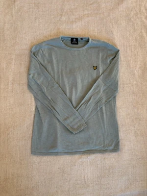 Lyle & scott tröja  - Söker du en bekväm tröja perfekt till våren och sommarkvällarna? Denna tröja är i fint skick och passar till det mesta. Dessutom till ett väldigt fördelaktigt pris där nypriset är upp emot fem gånger så mycket. Tveka inte på att slå till!  (Postar inom 24)